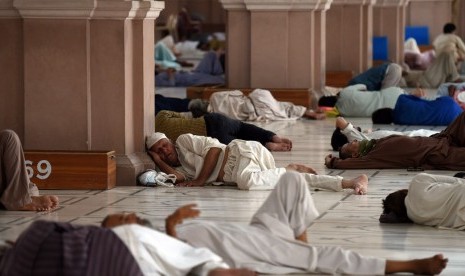 Pakistan Izinkan Sholat Berjamaah Selama Ramadhan. Warga Pakistan beristirahat di masjid untuk menghindari gelombang panas. Foto ilustrasi.