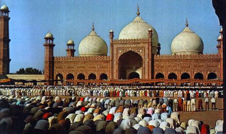 Pengadilan Izinkan Masjid Nizamudin Markaz Buka Kembali Festival Shab-e-Barat. Foto ilustrasi: Warga Pakistan melakukan shalat di Masjid Badasahi di Paksitan. (ilustrasi)