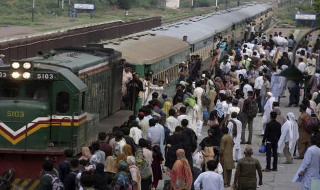 Warga Pakistan mencoba menaiki kereta yang penuh sesak saat orang-orang melakukan perjalanan ke kampung halaman dan desa mereka untuk merayakan Idul Adha, atau Hari Raya Kurban, di Lahore, Pakistan, Kamis, 7 Juli 2022. Muslim Rayakan Idul Adha di Tengah Naiknya Harga Pangan Akibat Perang Ukraina