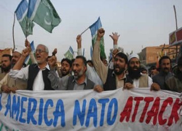 Warga Pakistan unjuk rasa menentang serangan NATO yang menewaskan 24 tentara Pakistan