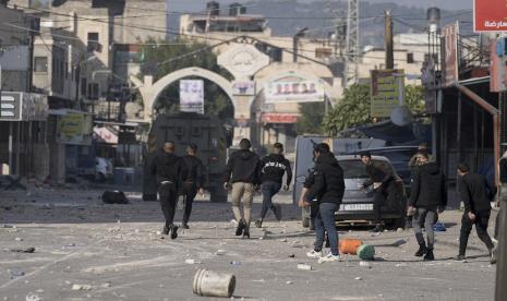 Warga Palestina bentrok dengan pasukan Israel menyusul serangan tentara di kota Jenin, Tepi Barat, Kamis, 26 Januari 2023. Negara-Negara Amerika Latin Prihatin Israel Perluas Permukiman Ilegal