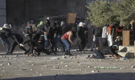 Warga Palestina bentrok dengan pasukan keamanan Israel di kompleks Masjid Al Aqsa di Kota Tua Yerusalem Jumat, 15 April 2022. Yordania memanggil kuasa usaha Israel untuk negara tersebut pada Senin (18/4/2022) untuk menyampaikan protes atas pelanggaran provokatif Israel di kompleks Masjid Al-Aqsa.