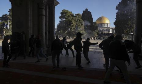 Warga Palestina bentrok dengan pasukan keamanan Israel di kompleks Masjid Al Aqsa di Kota Tua Yerusalem Jumat, 15 April 2022. Kelompok hak asasi manusia Arab mencatat 16 jurnalis Palestina telah mendekam di penjara Israel sejak awal tahun.