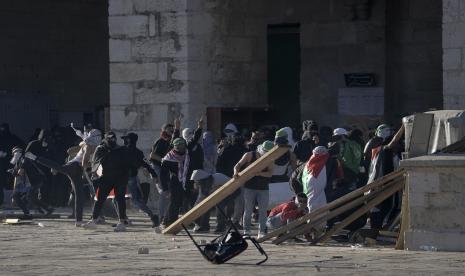 Warga Palestina bentrok dengan pasukan keamanan Israel di kompleks Masjid Al Aqsa di Kota Tua Yerusalem Jumat, 15 April 2022.