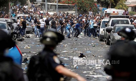 Warga Palestina bentrok dengan polisi Israel usai melaksanakan Shalat Jumat di jalan menuju kompleks Masjid Aqsha yang diblokir polisi Israel di Kota Tua Yerusalem, Jumat (21/7)