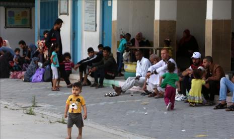 Warga Palestina berlindung di bangunan sekolah menghindari serangan pasukan Israel.