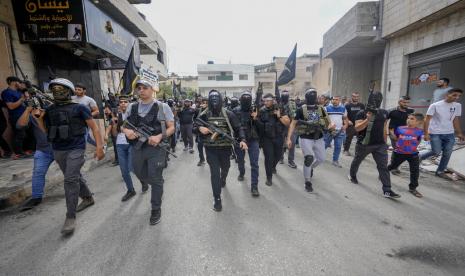 Warga Palestina bersenjata berbaris saat pemakaman Mahmoud Al-Sous, di kota Jenin, Tepi Barat, Sabtu, 10 Oktober 2018. 8, 2022. Tentara Israel menembak dan membunuh dua warga Palestina pada hari Sabtu dalam baku tembak yang meletus selama serangan militer di Tepi Barat. Militer Israel mengatakan telah menangkap seorang agen berusia 25 tahun dari kelompok militan Jihad Islam yang sebelumnya telah dipenjarakan oleh Israel. Dikatakan pria itu baru-baru ini terlibat dalam serangan penembakan terhadap tentara Israel.