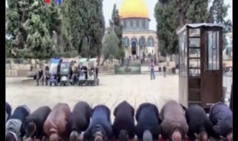 Warga Palestina di Yerusalem, tengah melaksanakan shalat di halaman Masjid Al-Aqsha.