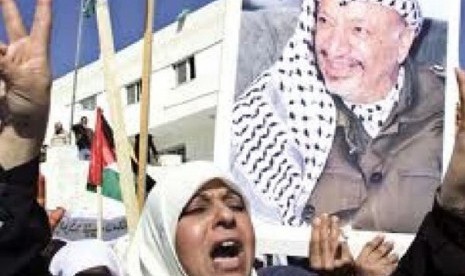 Warga Palestina masih mengelu-elukan Yasser Arafat dalam perayaan milad PLO.