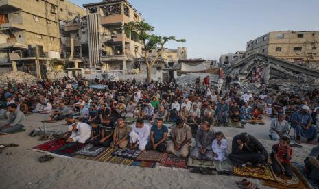 Warga Palestina melakukan Shalat Idul Adha di kota Khan Younis, jalur Gaza Selatan. Israel masih terus menyerang wilayah Gaza yang diblokade 