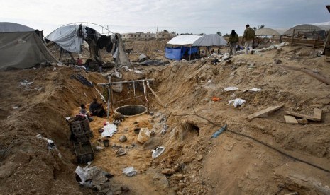 Warga Palestina membangun kembali terowongan yang hancur di sepanjang perbatasan Gaza Mesir di Rafah, bagian selatan Jalur Gaza, Selasa (27/11).   (AP/Adel Hana)