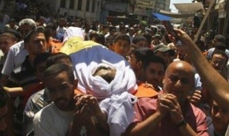 Warga Palestina membawa jenazah Saed Al Majdalawi, 21 tahun, yang tewas akibat ditembak tentara Israel di Jalur Gaza (17/8).