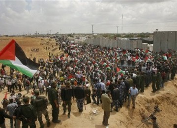 Warga Palestina menggelar aksi demonstrasi di perbatasan Palestina-Mesir di Rafah.