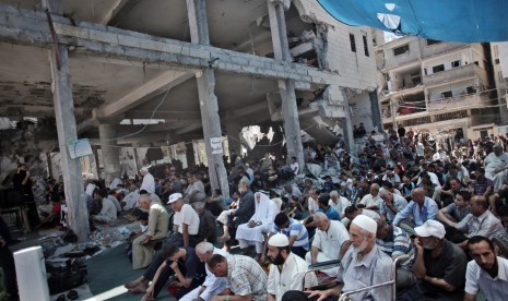 Warga Palestina menggelar shalat Jumat di masjid yang hancur karena serangan Israel