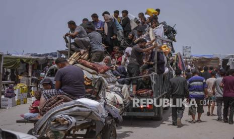 Warga Palestina mengungsi dari kota Rafah di Gaza selatan selama serangan darat dan udara Israel di kota itu pada Selasa, (28/5/2024) Waktu setempat. Serangan Israel ke kamp pengungsi Rafah yang menewaskan 45 orang membuat warga Palestina kini memilih mengungsi ke Khan Younis.