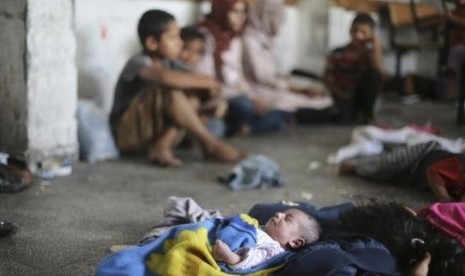 Warga Palestina mengungsi di sebuah bangunan sekolah di Gaza