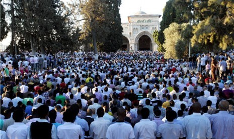 Warga Palestina menunaikan shalat di Masjid Al Aqsha. 