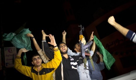   Warga Palestina merayakan kemenangan atas Israel setelah tercapainya kesepakatan gencatan senjata di Gaza, Rabu (21/11) malam.  (AP/Bernat Armangue)