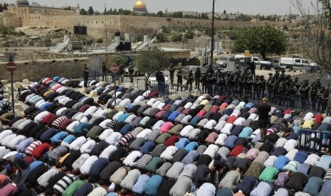 Warga Palestina shalat di luar Kota Tua Yerusalem, Jumat, (21/7). 