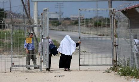 Warga Gaza yang Cacat Kesulitan Mendapat Kaki Palsu. Warga Palestina terlihat menyeberang di persimpangan Erez dengan Israel dekat Beit Hanoun di Jalur Gaza utara pada 27 Agustus 2018. 