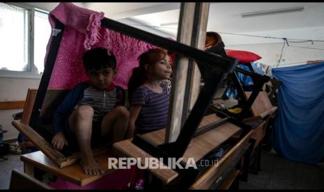 Wanita Gaza Dipaksa Gugurkan Impian Jadi Ibu. Warga Palestina yang terdiri dari perempuan dan anak-anak mengungsi untuk berlindung dari serangan udara Israel ke bangunan sekolah milik PBB di Gaza, Rabu (19/5) waktu setempat. 