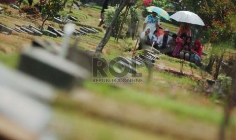 Faedah dan Waktu Terbaik Ziarah Kubur. Foto: Warga Pangkalpinang melakukan ziarah kubur sebelum menggelar tradisi sedekah ruwahan (ilustrasi)