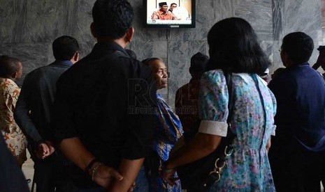 Warga Papua dan Sulawesi menyaksikan rapat dengar pendapat pembentukan Daerah Otonomi baru (DOB) melalui TV di Kompleks Parlemen Senayan, Jakarta, Kamis (27/2).