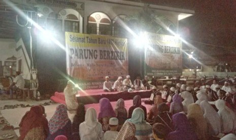 Warga Parung menggelar zikir di Masjid Ryadhlus Shalihin