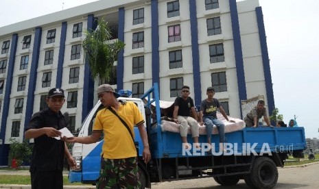 Warga Pasar Ikan, Luar Batang, Jakarta Utara memindahkan barang-barangnya di Rusunawa Rawa Bebek, Cakung, Jakarta Timur, Ahad (10/4). (Republika/Yasin Habibi)