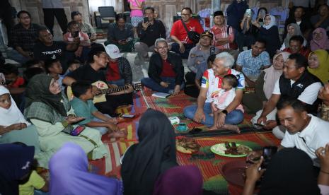 Warga Pati, Jawa Tengah, bersama Gubernur. 