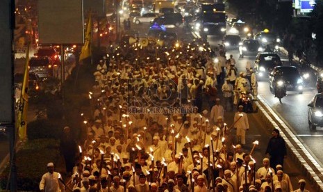  Warga Pekayon Bekasi berkeliling kota saat pawai menyambut Tahun Baru Hijriah 1 Muharram 1435 di Bekasi, Jawa Barat, Senin (4/11) malam.  ( Republika/ Tahta Aidilla)