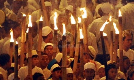  Warga Pekayon Bekasi berkeliling kota saat pawai menyambut Tahun Baru Hijriah 1 Muharram 1435 di Bekasi, Jawa Barat, Senin (4/11) malam.  ( Republika/ Tahta Aidilla)