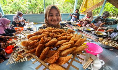 Warga pelaku Usaha Mikro, Kecil, dan Menengah (UMKM) menunjukkan kue Keukarah, (ilustrasi). 