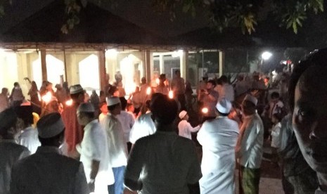 Warga Pelita RW 15, Kelurahan Rangkapanjaya Baru, Pancoran Mas, Depok berkumpul di halaman masjid Nururrahman sebelum melakukan tarhib Ramadhan. 