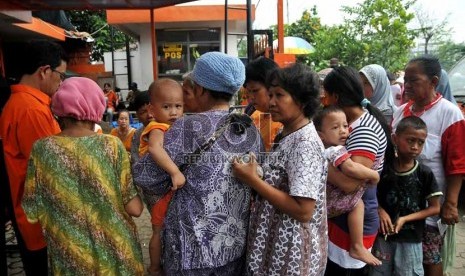   Warga pemegang kartu perlindungan sosial (KPS) mengantre untuk menerima Bantuan Langsung Sementara Masyarakat (BLSM) di Kantor Pos Jatinegara, Jakarta Timur, Senin (2/9).   (Republika/Prayogi)