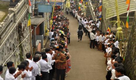 Warga pemeluk agama Buddha menerima ucapan selamat dari umat pemeluk agama lain pada perayaan hari raya Waisak Waisak 2566 Buddist Era (BE), di Dusun Thekelan, Desa Batur, Kecamatan Getasan, Kabupaten Semarang, Jawa Tengah, Senin (16/5).