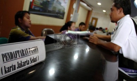  Warga pemilik Kartu Jakarta Sehat (KJS) saat mendaftar untuk berobat di RSUD Tarakan, Jakarta Pusat, Kamis (23/5).     (Republika/ Yasin Habibi)