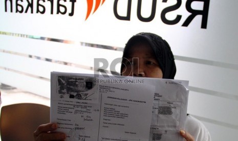  Warga pemilik Kartu Jakarta Sehat (KJS) saat mendaftar untuk berobat di RSUD Tarakan, Jakarta Pusat, Kamis (23/5).     (Republika/ Yasin Habibi)