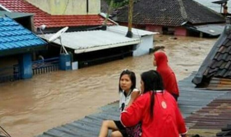  Warga Penatoi, Bima yang belum di evakuasi terjebak di atap-atap rumah. Jumat (23/12).