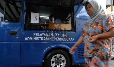 Warga pendatang mengantre untuk membuat Surat Keterangan Domisili Sementara (SKDS)  (Republika/ Yasin Habibi)