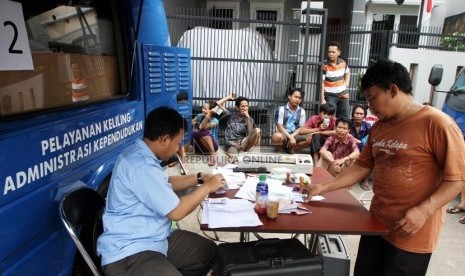 Warga pendatang mengantre untuk membuat Surat Keterangan Domisili Sementara (SKDS) yang dilakukan oleh Petugas Dinas Kependudukan dan Catatan Sipil Kota Administrasi (Dukcapil) Jakarta Barat Kelurahan Palmerah. (Republika/ Yasin Habibi)