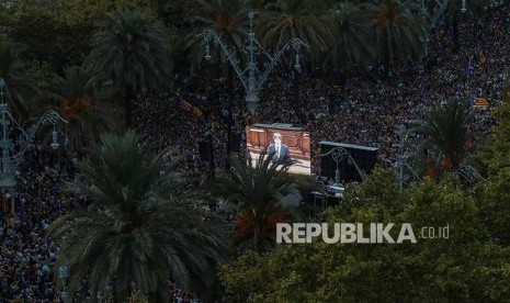 People who support Catalan independence watched the speech of Catalan leader, Carles Puigdemont, on a giant screen in Barcelona.