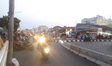 Warga pengguna kendaraan bermotor sengaja melanggar lalu lintas dengan lawan arah di Pintu Kereta Stasiun Pasar Minggu, Selasa (20/6)