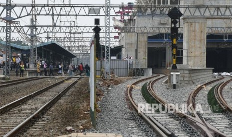 Warga pengguna kereta melintas di Stasiun Manggarai, Jakarta, jumat (25/10/2019). 