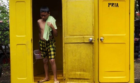  Warga pengungsian korban banjir keluar dari toilet darurat di Komplek Mutiara Pluit, Tangerang, Banten, Kamis (30/1).    (Antara/Rivan Awal Lingga)