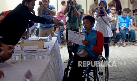 Warga penyandang disabilitas mengikuti simulasi pemungutan dan perhitungan suara pilgub DKI Jakarta di kantor KPU Jakarta Utara, Rabu (8/2).