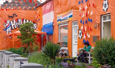 Warga perumahan di Goirle, Belanda, menyambut Piala Eropa 2012 dengan cara menghiasi jalanan dan rumah dengan bendera, atribut, dan warna khas timnas Belanda. 