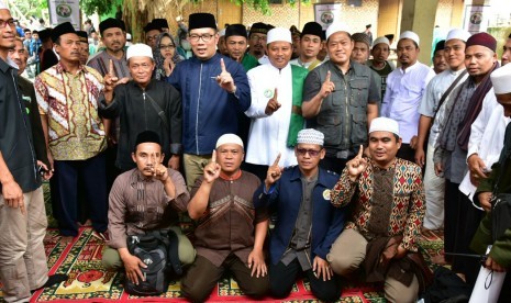 Warga Pesantren Roudhotul Hasanah Subang bersama pasangan pasangan cagub dan cawagub Jabar nomor urut 1 Ridwan Kamil dan Uu Ruzhanul Ulum (Rindu) di Kabupaten Subang, Rabu (21/2).