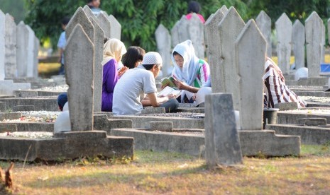  Warga peziarah berdoa di Taman Makam Pahlawan (TMP) Kalibata, Jakarta, Ahad (15/7). (Aditya Pradana Putra/Republika)