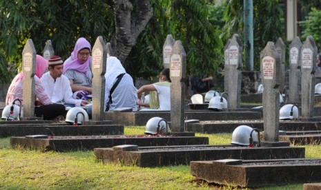  Warga peziarah berdoa di Taman Makam Pahlawan (TMP) Kalibata, Jakarta, Ahad (15/7). (Aditya Pradana Putra/Republika)